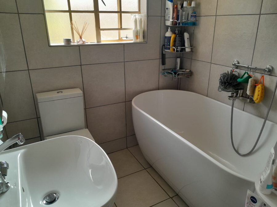4 Bedroom Property for Sale in Waterval East North West